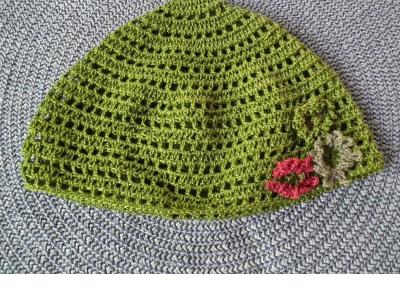 Žalia rankų darbo nerta kepurė suaugusiam, 56 cm